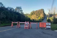 Rua Atílio Andreazza, em Caxias, tem trânsito bloqueado para nivelamento da pista.<!-- NICAID(16066918) -->