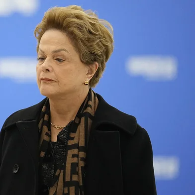 (FILES) Dilma Rousseff, Chair of the New Development Bank and former president of Brazil, arrives at the BRICS summit in Kazan on October 24, 2024. Brazil's former president Dilma Rousseff has been hospitalized in Shanghai for ear inflammation, her team said on February 25, 2025. The 77-year-old economist, who now heads a bank established by the BRICS bloc of developing economies, "is responding well to treatment" and should be released in a few days, said a statement from her team. (Photo by Alexander Zemlianichenko / POOL / AFP)Editoria: POLLocal: KazanIndexador: ALEXANDER ZEMLIANICHENKOSecao: diplomacyFonte: POOLFotógrafo: STR<!-- NICAID(16002247) -->