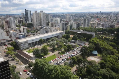 CAXIAS DO SUL, RS, BRASIL, 10/12/2024. Vistas aéreas do largo da Prefeitura. Na esquerda o prédio da prefeitura e na direita a Câmara de Vereadores. (Porthus Junior/Agência RBS)<!-- NICAID(15932901) -->