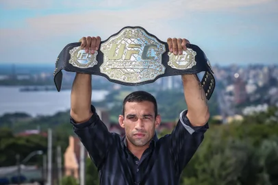 Fabricio Werdum Â© 2014PORTO ALEGRE, RS, BRASIL, 9-12-2014: O campeao mundial do UFC, Fabricio Werdum durante visita a Porto Alegre. O UFC, maior evento de MMA do mundo, chega a Porto Alegre pela primeira vez no dia 22 de fevereiro, no Gigantinho. Fabrício Werdum, campeão interino dos pesos-pesados e principal gaúcho no Ultimate, não luta por conflito no calendário, mas será o embaixador do evento. (Foto: Jefferson Bernardes/ InovaFoto, Divulgação, ESPORTES)Editoria: SPOLocal: Porto AlegreIndexador: Jefferson BernardesFonte: www.agenciapreview.comFotógrafo: Fabricio Werdum<!-- NICAID(11048193) -->