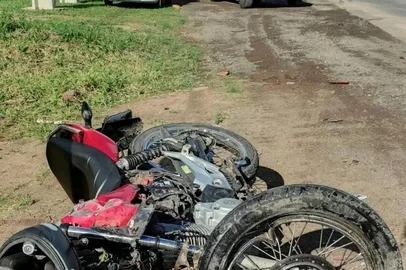 Duas pessoas morreram em um acidente na RS-030, em Santo Antônio da Patrulha, no Litoral Norte, na tarde desta segunda-feira (19). A colisão frontal entre uma moto e um caminhão ocorreu por volta das 13h50min, no km 45 da rodovia.<!-- NICAID(16041090) -->