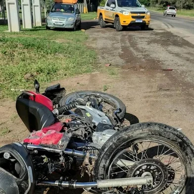 Duas pessoas morreram em um acidente na RS-030, em Santo Antônio da Patrulha, no Litoral Norte, na tarde desta segunda-feira (19). A colisão frontal entre uma moto e um caminhão ocorreu por volta das 13h50min, no km 45 da rodovia.<!-- NICAID(16041090) -->