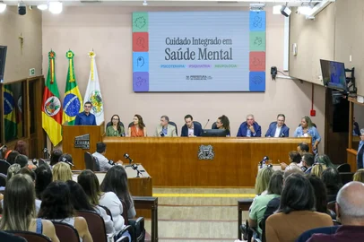 Com mais de 13 mil pacientes aguardando consultas com psiquiatras e neurologistas em Caxias do Sul, a secretaria municipal da Saúde divulgou um mutirão de 10 mil atendimentos. Além disso, passará a ofertar consultas de psicoterapia diretamente nas unidades básicas de saúde. A apresentação do programa "Cuidado Integrado em Saúde Mental" ocorreu nesta terça-feira (14), na Câmara de Vereadores. <!-- NICAID(16265766) -->