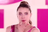 Margaret Qualley no filme "A Substância"<!-- NICAID(15919428) -->