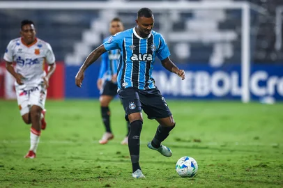 RS - FUTEBOL/CONMEBOL SULAMERICANA 2025 /GREMIO X ATLETICO GRAU- ESPORTES - Lance da partida entre Gremio e Atletico Grau disputada na noite desta quarta-feira, no estÃ¡dio Alejandro Villanueva em Lima, Peru, valida pelas Copa Sulamericana 2025. Na foto, Luan Cândido. FOTO: LUCAS UEBEL/GREMIO FBPA<!-- NICAID(16032612) -->