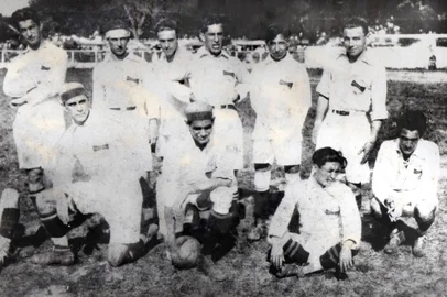 Time do Grêmio campeão gaúcho de 1921.<!-- NICAID(16238648) -->