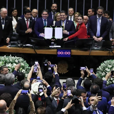BrasÃ­lia (DF), 09/09//2025  - SessÃ£o do Congresso para  promulgar a emenda constitucional (PC 136/2025) que estabelece novos limites e prazos para o pagamento de precatÃ³rios.  Foto: Lula Marques/AgÃªncia Brasil<!-- NICAID(16143384) -->