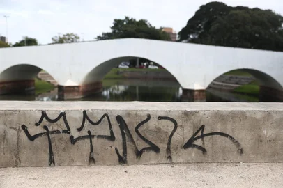 Porto Alegre RS Brasil - Vandalismo no largo dos açorianos.Foto: Jonathan Heckler / Agencia RBS<!-- NICAID(16055430) -->