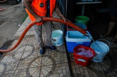 CACHOEIRINHA, RS, BRASIL, 30.01.2023: devido à falta d’água moradores recebem água em caminhão pipa no bairro Chico Mendes. Foto: Camila Hermes/Agencia RBS<!-- NICAID(15335418) -->