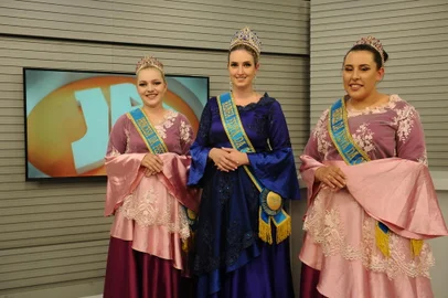 CAXIAS DO SUL, RS, BRASIL, 27/04/2022. As rainhas da Festa da Colônia de Gramado visitam a sede da RBS em Caxias do Sul. Na foto, Maxine Fassbinder (C), rainha, Alessandra Grauer (E), princesa e Mariana Pereira (D), princesa. (Bruno Todeschini/Agência RBS)<!-- NICAID(15079718) -->