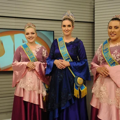 CAXIAS DO SUL, RS, BRASIL, 27/04/2022. As rainhas da Festa da Colônia de Gramado visitam a sede da RBS em Caxias do Sul. Na foto, Maxine Fassbinder (C), rainha, Alessandra Grauer (E), princesa e Mariana Pereira (D), princesa. (Bruno Todeschini/Agência RBS)<!-- NICAID(15079718) -->