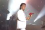 ***  tadeu vilani - show roberto carlos  ***Roberto Carlos, começa a turnê pelo RS, em Passo Fundo, na noite de sexta e sábado estará se apresentando em P.Alegre.Roberto Carlos, distribuindo rosas vermelhas para as fãs.><!-- NICAID(1734151) -->