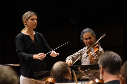 O violinista alemão Oscar Bohórquez e a regente italiana Vanessa Benelli Mosell se juntam hoje à Orquestra Sinfônica de Porto Alegre (Ospa) nesta sexta-feira (24) para um concerto dedicado a grandes nomes do período romântico da música. <!-- NICAID(16271621) -->