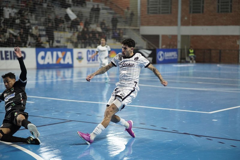 Edi marcou um dos gols da vitória da Yeesco Futsal