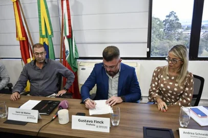A prefeitura de Novo Hamburgo, no Vale do Sinos, decretou estado de calamidade financeira. A decisão foi anunciada nesta quarta-feira (19) e ocorre devido às dívidas acumuladas que superam o valor de R$ 200 milhões. O montante pode ser ainda maior em razão da emissão de novas notas de pagamento. <!-- NICAID(15999071) -->