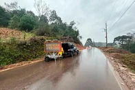 A Estrada Salto Ventoso tem bloqueio total devido ao risco de novos deslizamentos de um talude localizado nas proximidades da comunidade de 7 de Setembro.<!-- NICAID(16063344) -->