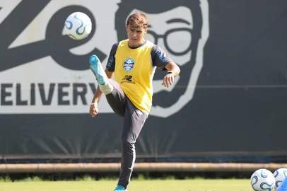 Tiaguinho, volante do Grêmio, durante treino<!-- NICAID(16278356) -->
