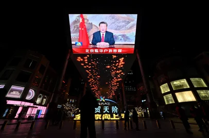 A large screen shows Chinese President Xi Jinping delivering a speech ahead of the New Year's eve celebrations in Beijing on December 31, 2024. (Photo by ADEK BERRY / AFP)Editoria: POLLocal: BeijingIndexador: ADEK BERRYSecao: public holidayFonte: AFPFotógrafo: STF<!-- NICAID(15945146) -->