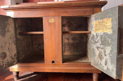 Geladeira de gelo, antes da energia elétrica, da marca Steigleder, de Porto AlegreExposta no Museu Comunitário Casa Schmitt-Presser, em Novo Hamburgo<!-- NICAID(15876489) -->