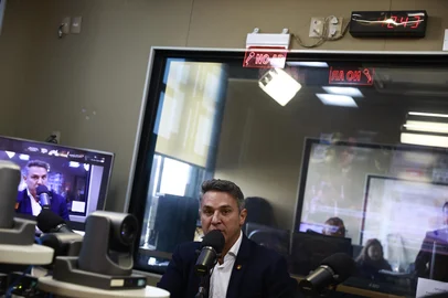 PORTO ALEGRE, RS, BRASIL, 05-10-2026: O governador eleito do Rio Grande do Sul, Luciano Zucco (PL), concede entrevista ao programa Gaúcha Atualidade, da Rádio Gaúcha, na sede do Grupo RBS, nesta segunda-feira (5), um dia após vencer a eleição para o governo do Estado no primeiro turno.Foto: Jeff Botega/Grupo RBS<!-- NICAID(16380464) -->