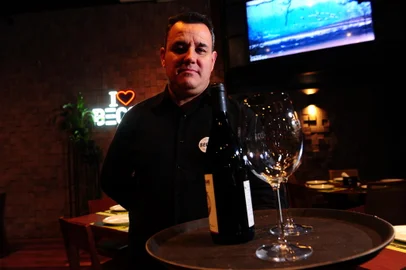 ExhibitionCAXIAS DO SUL, RS, BRASIL, 05/08/2022. Quelves Fernando Cezar Acosta, 45 anos, trabalha como garçom free-lancer em eventos e restaurantes de Caxias do Sul, e recentemente concluiu o curso profissionalizante oferecido pela prefeitura. Um dos lugares que o chamam para trabalhar é a pizzaria Becco, que fica no complexo Fabbrica. Case da reportagem para o Dia do Garçom (11/8). (Porthus JuniorAgência RBS)Indexador: {Enter your name here}Fonte: {your name} / {your agency name}Fotógrafo: Agency photographer<!-- NICAID(15168410) -->