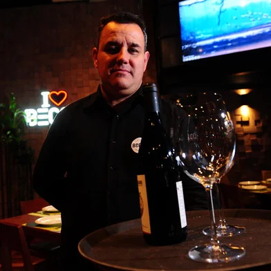 ExhibitionCAXIAS DO SUL, RS, BRASIL, 05/08/2022. Quelves Fernando Cezar Acosta, 45 anos, trabalha como garçom free-lancer em eventos e restaurantes de Caxias do Sul, e recentemente concluiu o curso profissionalizante oferecido pela prefeitura. Um dos lugares que o chamam para trabalhar é a pizzaria Becco, que fica no complexo Fabbrica. Case da reportagem para o Dia do Garçom (11/8). (Porthus JuniorAgência RBS)Indexador: {Enter your name here}Fonte: {your name} / {your agency name}Fotógrafo: Agency photographer<!-- NICAID(15168410) -->