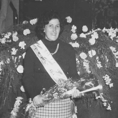 Maria da Glória Paniz Cervelin, eleita mãe do ano do Clube de Mães Imaculada Conceição em 1973, no Recreio Guarany.<!-- NICAID(16280479) -->