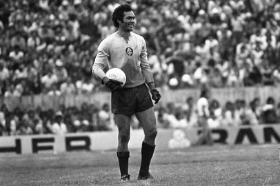 -CRÉDITO: Telmo Cúrcio da Silva, Agência RBS, 01/12/1974.-Goleiro Manga, do S.C. Internacional, em 1974.Gre-Nal - Campeonato Gaúcho de 1974.Grêmio 0 x 1 Inter-CRÉDITO: Telmo Cúrcio da Silva, Agência RBS, 01/12/1974.-#ENVELOPE: 101616<!-- NICAID(13318903) -->