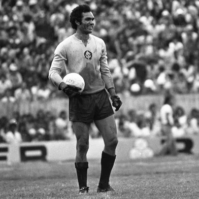 -CRÉDITO: Telmo Cúrcio da Silva, Agência RBS, 01/12/1974.-Goleiro Manga, do S.C. Internacional, em 1974.Gre-Nal - Campeonato Gaúcho de 1974.Grêmio 0 x 1 Inter-CRÉDITO: Telmo Cúrcio da Silva, Agência RBS, 01/12/1974.-#ENVELOPE: 101616<!-- NICAID(13318903) -->