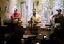 Eduardo Leite toca samba em bar de Porto Alegre e brinca: "Vou deixar meu currículo"