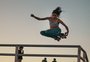 Atleta de patins impressiona com manobras na pista de skate da Orla; assista