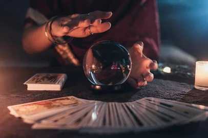 Fortune teller with illuminated crystal ball and tarot cards to prediction future. Hands of astrologists reading future and destiny. Horoscope and forecasting concept.Cartomante - Foto: sarayutsridee/stock.adobe.comFonte: 528349810<!-- NICAID(15597334) -->