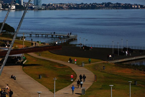17/07/2023 - Porto Alegre, RS, Brasil - Clima após clicone semana começa com sol e frio em Porto Alegre. FOTO: Jonathan Heckler, Agência RBS<!-- NICAID(15484653) -->