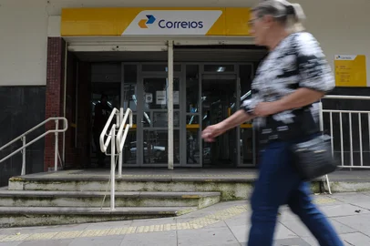 CAXIAS DO SUL, RS, BRASIL, 20/12/2022. Reportagem sobre o movimento em alguns dos centros de distribuição de mercadorias de Caxias do Sul, em razão da proximidade do Natal. Na foto, agência dos correios na região central da cidade. (Bruno Todeschini/Agência RBS)Indexador: BTK<!-- NICAID(15300232) -->