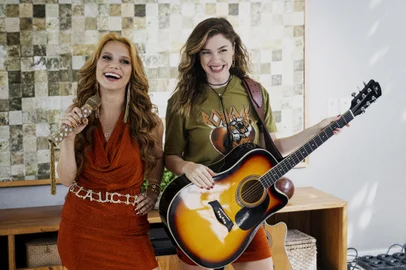 Gláucia (Lorena Comparato) e Raíssa (Alice Wegmann)<!-- NICAID(15912539) -->