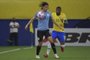 Uruguay's Edinson Cavani (L) and Brazil's Emerson vie for the ball during their South American qualification football match for the FIFA World Cup Qatar 2022 in Arena Amazonia, Manaus, Brazil, on October 14, 2021. (Photo by NELSON ALMEIDA / AFP)Editoria: SPOLocal: ManausIndexador: NELSON ALMEIDASecao: soccerFonte: AFPFotógrafo: STF<!-- NICAID(14915800) -->