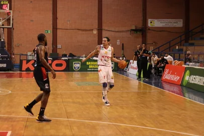 Na sexta-feira, o Caxias do Sul Basquete venceu o Franca, por 77 a 70, em Brasília, pelo NBB.<!-- NICAID(14750064) -->