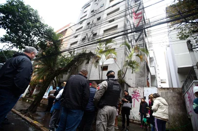 Porto Alegre, RS, Brasil, 03/06/2024 - Ordem de reintegração de posse do prédio da Ocupação de Desabrigados da Enchente onde estão abrigadas 120 pessoas é impedida e mandado é suspenso até a próxima quarta feira. - Foto: Jonathan Heckler/Agência RBS<!-- NICAID(15779313) -->