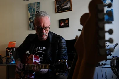 CAXIAS DO SUL, RS,BRASIL (27/08/2020)O guitarrista Cristian Rigon é o personagem da série A Arte Não Para. (Antonio Valiente/Agência RBS)<!-- NICAID(14577872) -->