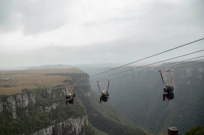 A experiência, instalada em um dos vértices do Cânion Fortaleza foi inaugurada nesta sexta-feira (7) no Parque da Serra Geral, em Cambará do Sul.<!-- NICAID(15477061) -->