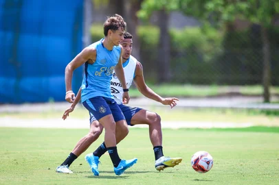 Lucas Uebel / Grêmio,divulgação RS - FUTEBOL/ PRE-TEMPORADA GREMIO 2026 - ESPORTES - Tiaguinho e jogadores do Gremio realizam treino técnico durante a manha deste sabado, no CT Presidente Luiz Carvalho, durante a Pre-Temporada 2026. FOTO: LUCAS UEBEL/GREMIO FBPA<!-- NICAID(16200553) -->
