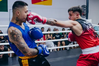 A sétima edição do JVT Fight Night aconteceu nesse sábado (15) e contou com mais de 20 combates de diferentes artes marciais.<!-- NICAID(15978311) -->