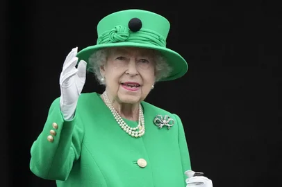 Britain's Queen Elizabeth II waves to the crowd from Buckingham Palace balcony at the end of the Platinum Pageant in London on June 5, 2022 as part of Queen Elizabeth II's platinum jubilee celebrations. - The curtain comes down on four days of momentous nationwide celebrations to honour Queen Elizabeth II's historic Platinum Jubilee with a day-long pageant lauding the 96-year-old monarch's record seven decades on the throne. (Photo by Frank Augstein / POOL / AFP)Editoria: HUMLocal: LondonIndexador: FRANK AUGSTEINSecao: imperial and royal mattersFonte: POOLFotógrafo: STR<!-- NICAID(15200577) -->