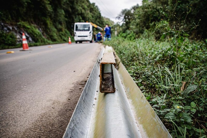 Estruturas de guard-rail foram furtadas da Estrada Municipal Adolfo Randazzo, nas proximidades da Represa da Maestra, em Caxias do Sul. Prefeitura identificou supressão de cerca de 10 metros de chapas de aço<!-- NICAID(15737743) -->