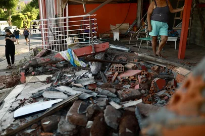 Sapucaia do Sul, RS, Brasil, 24-03-2025: Ônibus desgovernado invade residência e deixa dois óbitos . Foto: Renan Mattos / Agência RBS <!-- NICAID(16002401) -->