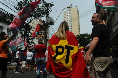 CAXIAS DO SUL, RS, BRASIL, 29/10/2022. Concentração de apoiadores do candidato a Presidência da República Lula na área central de Caxias do Sul. (Bruno Todeschini/Agência RBS)<!-- NICAID(15249653) -->
