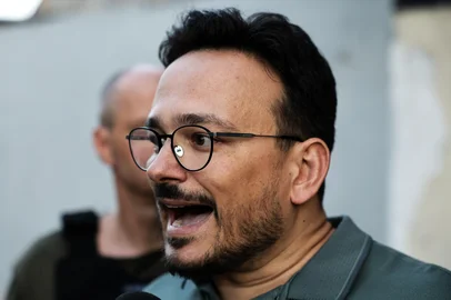 PORTO ALEGRE, RS, BRASIL, 02-03-2026: O advogado e professor de Direito Conrado Paulino da Rosa, 41 anos, foi preso em Porto Alegre na tarde desta segunda-feira. Ele foi denunciado pelo Ministério Público por crimes como estupro, cárcere privado e violência psicológica. Fotos: Renan Mattos/Agencia RBS<!-- NICAID(16236689) -->