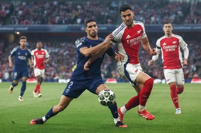 Paris Saint-Germain's Moroccan defender #02 Achraf Hakimi (L) fights for the ball with Arsenal's Spanish midfielder #23 Mikel Merino during the UEFA Champions League Semi-final First Leg football match between Arsenal and Paris Saint-Germain (PSG) at the Emirates Stadium in north London, on April 29, 2025. (Photo by FRANCK FIFE / AFP)<!-- NICAID(16031680) -->