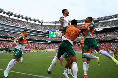 Palmeiras' Argentine forward #42 Jose Manuel Lopez (C) celebrates scoring his team's second goal with teammates during the FIFA Club World Cup 2025 Group A football match between Brazil's Palmeiras and Egypt's Al-Ahly at the MetLife stadium in East Rutherford, New Jersey on June 19, 2025. (Photo by FRANCK FIFE / AFP)<!-- NICAID(16063690) -->