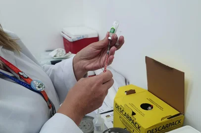 Nova vacina contra a covid-19 começa a ser aplicada em Porto Alegre e postos de saúde têm filas e movimento intenso.<!-- NICAID(15937087) -->